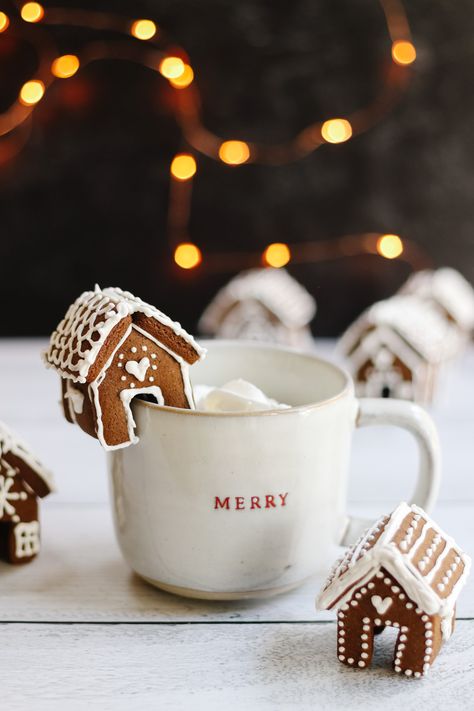 Pumpkin Snickerdoodle Cookie Recipe, Gingerbread House Mug, Linzer Cookies Recipe, House Mug, Mug Topper, Mini Gingerbread House, Chocolate House, Pastry Appetizer, Wreath Cookies