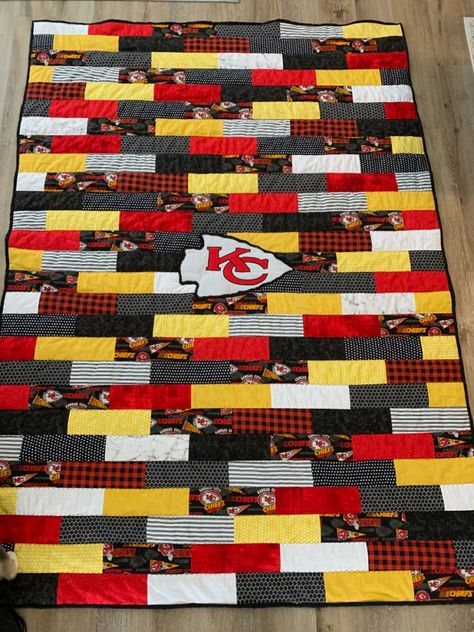 I had so fun creating this brick patterned chiefs quilt with an arrow head appliquéd in the middle! Chiefs Crochet Blanket, Chiefs Crochet Blanket Pattern, Kc Chiefs Quilt Pattern, Kansas City Chiefs Quilt, Chiefs Quilt, Kansas Dugout Quilt Pattern, College Quilts, Football Quilt, Sports Quilts