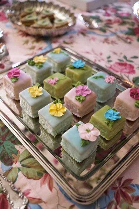 Floral Petit Fours, Whimsical Desserts, Floral Desserts, Cake Ideas For Wedding, Floral Cake Ideas, Thanksgiving Desserts Cake, Tea Party Bridal Shower Decorations, Carolina Herrera Bride, Tea Party Tablescape