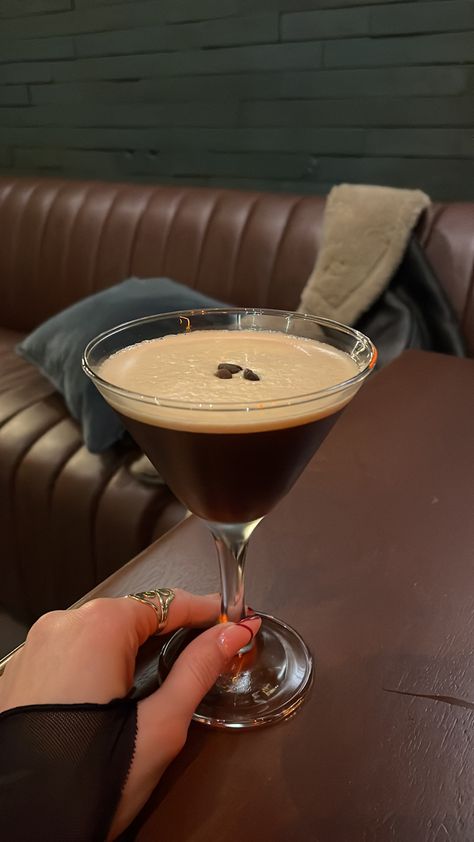 Expresso Girl Aesthetic, Expresso Martini Aesthetic, Expresso Martinis, Espresso Martini Aesthetic, Chocolate Espresso Martini, Coffee Martini, Tom's Diner, Sweet Cocktail, Expresso Martini