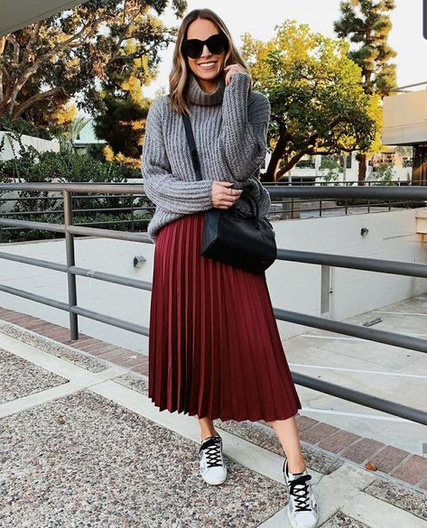 Red Midi Skirt Outfit Winter, Red Pleated Skirt Outfit Winter, Pleated Skirt Outfit Casual, Red Pleated Skirt Outfit, Burgundy Pleated Skirt, Red Skirt Outfits, Skirt Outfit Casual, Red Pleated Skirt, Red Midi Skirt