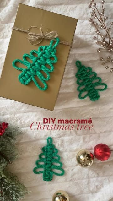 Alisha Ing | Fiber Artist on Instagram: "Using the Square Knot Picot technique from my last tutorial, you can create a super fun and easy macramé Christmas tree in just minutes! 

These festive trees can be used as present toppers, ornaments or part of your holiday dinner table decor🎄✨ You can even make a bunch and string them as garland. The possibilities are endless so have fun getting creative and crafty! 
.
.
.
.
.
.
.
.
.
.
.
.
.
#macramechristmastree #macramechristmasdecor #diymacrame #diychristmasdecor #macrame #macramediy #macrametutorial #macramevideo #macrameknotting #macrameornament #diyornaments #christmascrafts #kidschristmascrafts #kidscraft #giftwrapping #macramechristmas" Christmas Tree Yarn, Present Toppers, Friendship Bracelet Knots, Diy Christmas Gifts For Friends, Holiday Dinner Table, Macrame Crafts, Peppermint Christmas, Christmas Tree Garland, Dinner Table Decor