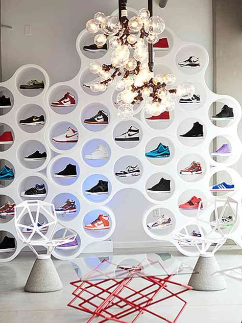 Shoes Display, Shoe Store Design, Sneaker Displays, Decoration Vitrine, Shoe Wall, Merchandising Ideas, Retail Inspiration, Retail Displays, Shop Windows