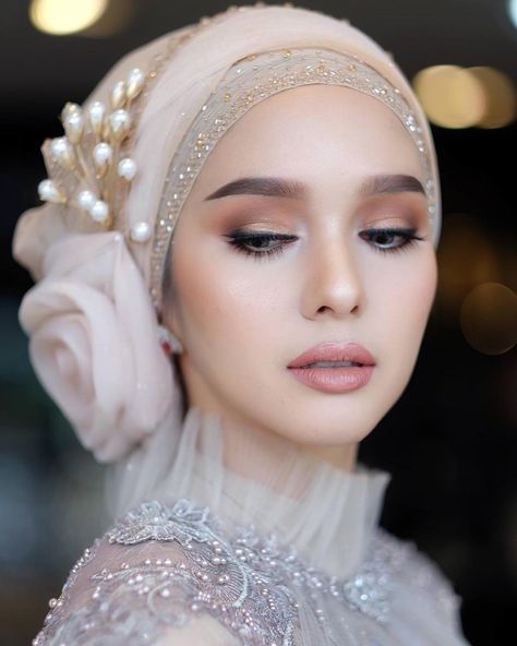 Image may contain: 1 person, closeup Beau Hijab, Wedding Hijab Styles, Hijab Turban Style, Hijabi Brides, Muslimah Wedding Dress, Muslimah Wedding, Muslim Brides, Estilo Hijab, Bridal Hijab