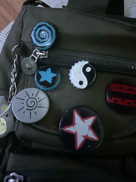 Backpack Pins Aesthetic, Bag Pins Aesthetic, Pins On Bag, Pins For Bags, Hippie Backpack, Indie Photography, Pin Bag, Cool Bags, Clay Inspo