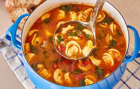 Potluck Meals, Spinach Tortellini Soup, Spinach Tortellini, Chicken Paprikash, Cooking Onions, Pot Food, Delicious Soups, Food Soup, Bisquick Recipes