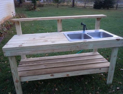 DIY Outdoor Sink: 11+ Creative and Functional Garden Sink Garden Bench Design, Potting Bench With Sink, Garden Work Bench, Potting Bench Ideas, Potting Bench Plans, Outdoor Kitchen Sink, Fish Cleaning Table, Outdoor Potting Bench, Garden Sink