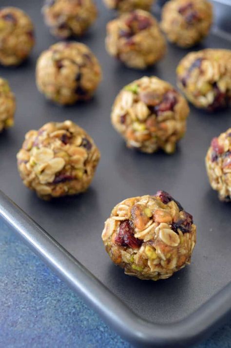 When hungry kids come calling, having a stash of these no-bake energy bites in the fridge will have you feeling like a super mom! Packed with oats, dried cranberries, pistachios, peanut butter and flaxseed they'll help fill kids up and keep hunger at bay. #nobakesnacks #energybites #healthysnacks Energy Bites Recipe Healthy, Pistachio Energy Bites, Energy Bites Recipe, Energy Balls Healthy, Granola Bites, Protein Balls Recipes, Energy Bites Recipes, No Bake Energy Bites, Cranberry Pistachio