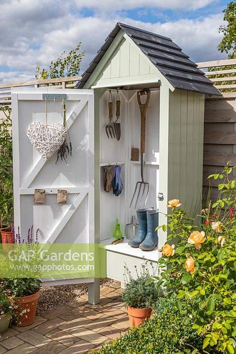 Small Gardening Shed, Mini Tool Shed, Garden Tool Shed Ideas, Mini Shed Ideas, Garden Garage Ideas, Diy Garden Storage Shed, Tiny Garden Shed, Mini Garden Shed, Pallet Garden Shed