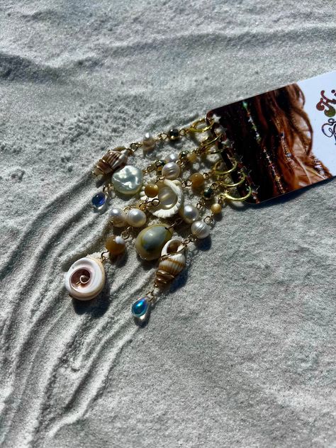 Mermaid Aesthetic Hair, Hair Shells, Seashell Hair Accessories, Shell Hair Accessories, Hair Charm, Seashell Hair, Hair Charms, Shell Bag, Hippie Hair