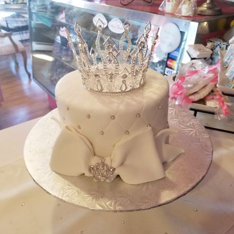 Crown Cake Princess, Happy Birthday Princess Cake, Crown Birthday Cake, Birthday Cake Crown, Specialty Desserts, Queens Birthday Cake, Golden Birthday Cakes, Sweet Sixteen Cakes, Bling Cakes