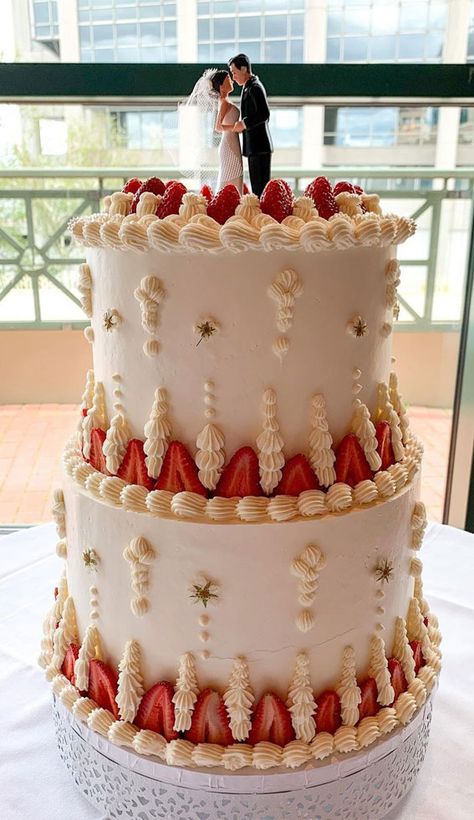 Strawberry Cream Cheese Wedding Cake, Vintage Inspired Wedding Cake, Strawberry Shortcake Wedding Cake, Lambeth Wedding Cake, Lambeth Piping, Japanese Wedding Cakes, Strawberry Wedding Cake, Vanilla Wedding Cake, Lambeth Cakes