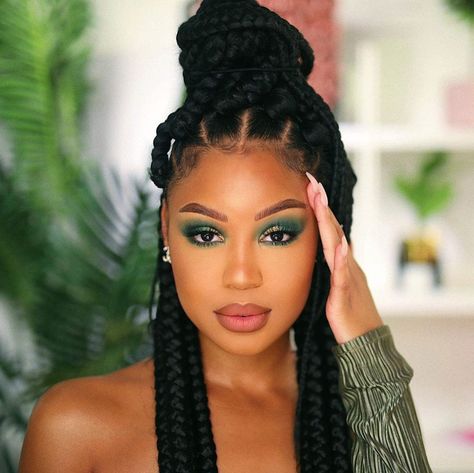 Smokey green eyeshadow eye makeup look on dark skin #makeup #eyemakeup #eyeshadow Jumbo Box Braids Styles, Green Eyeshadow Look, Mekap Mata, Big Box Braids, Jumbo Box Braids, Green Makeup, Makeup Product, Box Braids Styling, Green Eyeshadow