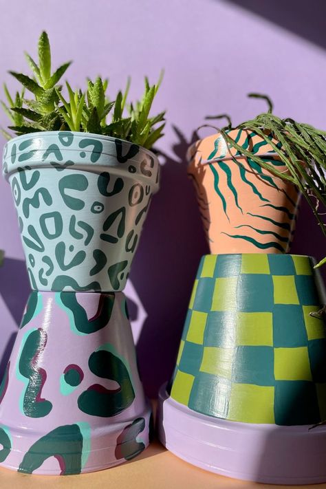 patterned plant pots Colourful Pots For Plants, Plant Pot Designs Paint, Funky Plant Pots, Flower Pot Design Ideas, Painting Plant Pots Ideas, Paint Plant Pots, Colorful Plant Pots, Plant Pot Painting Ideas, Painted Plant Stand