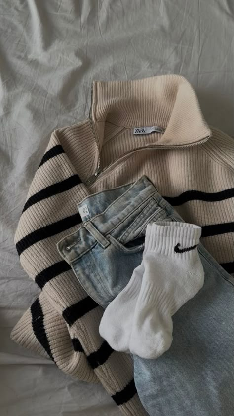 Knit Striped Sweater Outfit, Striped Cream Sweater Outfit, Black And Brown Striped Sweater Outfit, Grey Striped Cardigan Outfit, Beige Striped Sweater Outfit, Plade Shirts Outfit Winter, Strip Sweater Outfit, Black And White Striped Sweater Outfit, Mom Fit Jeans Outfits