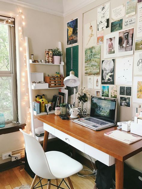 Simple Desk Decor, Bureau Decor, Simple Desk, Study Room Decor, Room Deco, Wooden Desk, Decoration Inspiration, Retro Home Decor, A Desk