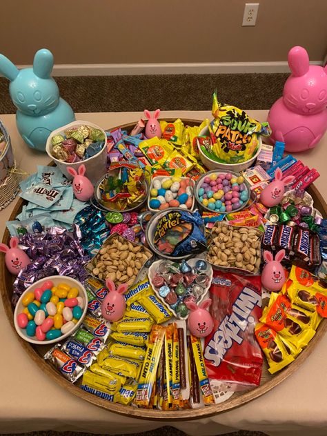 Refreshments Ideas Snacks, Teen Party Food Ideas, Candy Charcuterie Board Ideas, Easter Charcuterie Board, Easter Charcuterie, Snack Pictures, Candy Theme Birthday Party, Movie Night Snacks, 4th Birthday Cakes