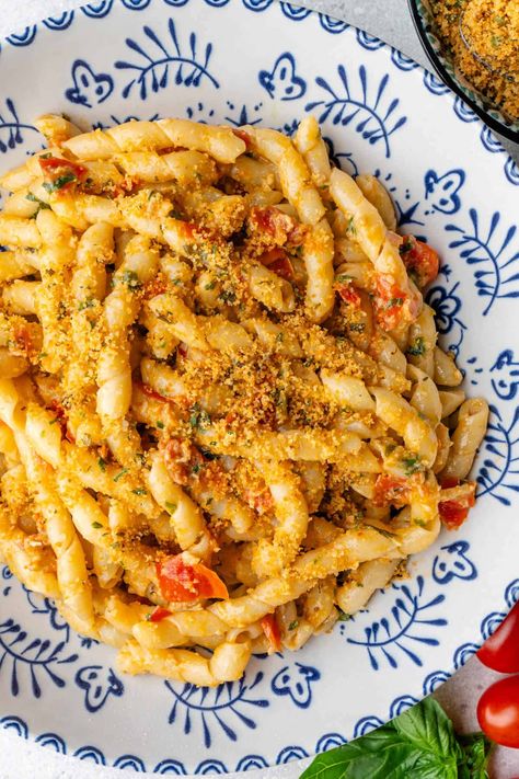 Pesto alla Trapanese is a Sicilian Pesto made with fresh tomatoes and a handful of ingredients for an easy delicious pasta in 15 minutes! Sicilian Pesto, Delicious Pasta, Grilled Veggies, Moroccan Food, Juicy Tomatoes, Winter Recipes, Summer Dinner, Easy Food, Grilled Vegetables