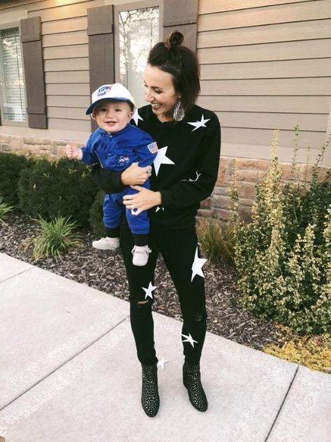 Space Theme Costume, Mom And Baby Halloween Costumes, Baby Astronaut Costume, Astronaut Halloween Costume, Outer Space Costume, Astronaut Halloween, Baby Astronaut, Family Themed Halloween Costumes, Space Costumes