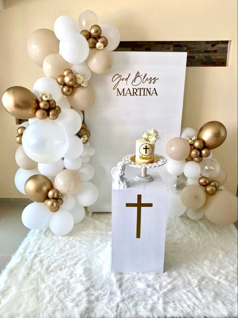 Balloon Tower Centerpieces, White And Gold Bautizo, Confirmation Balloon Decor, Holy Confirmation Decoration, First Communion Balloon Decorations, White And Gold Baptism Decorations, First Communion Balloons, First Communion Balloon Garland, Simple Baptism Decor