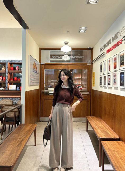 Korean Style Pants Outfit, Korean Slacks Outfit, Korean Teacher Outfits, Fashion Outfits Korean Style, Korean Business Casual, Trousers Women Outfit, Smart Casual Women Outfits, Fashion Outfits Korean, Asian Style Dress