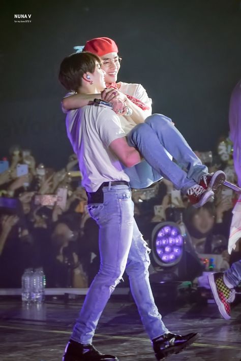 VK. on Twitter: "My Favorite Taekook Moments in Ly Tour . part 2… " V Bts Wallpaper, Bts Vkook, Bts Group, Bts Lockscreen, Fan Fiction, Jung Kook, Album Bts, Bts Jin, Bts Bangtan Boy