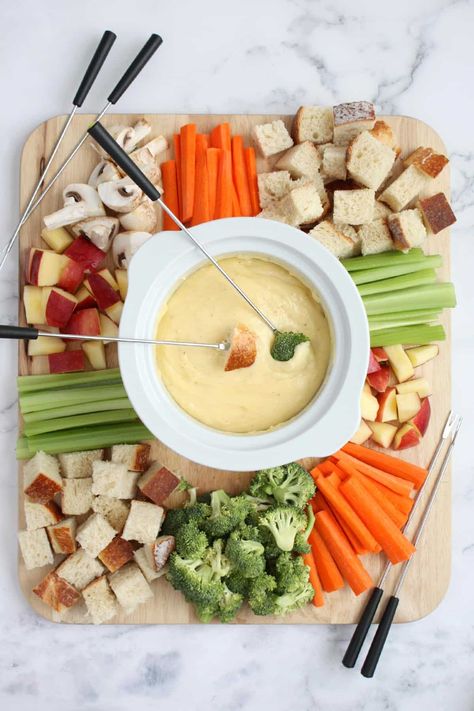 Christmas Cheese Fondue, Cheese Fondue For Kids, Party Fondue Ideas, Kids Fondue Party, Vegetarian Fondue Ideas, Cheese Fondue Board, Fruit Fondue Ideas, Fondue Board Ideas, Fondue For Kids