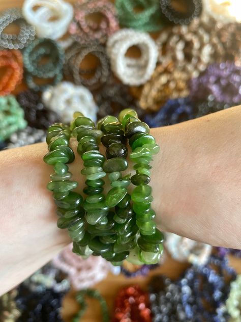 Green Crystal Bracelet, Crystal Chip Bracelet, Crystals Natural, Jewellery Crystal, Chip Bracelet, Healing Gemstones, Jade Crystal, Types Of Crystals, Nephrite Jade