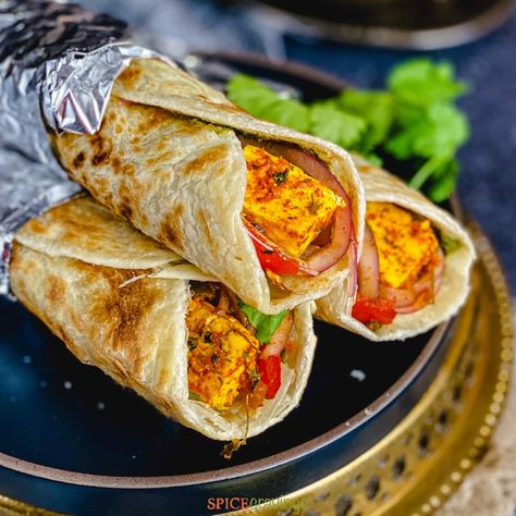 Paneer Frankie, Kathi Roll Recipe, Paneer Roll, Paneer Kathi Roll, Veg Roll, Indian Food Catering, Paratha Roll, Kathi Roll, Vegetarian Wraps