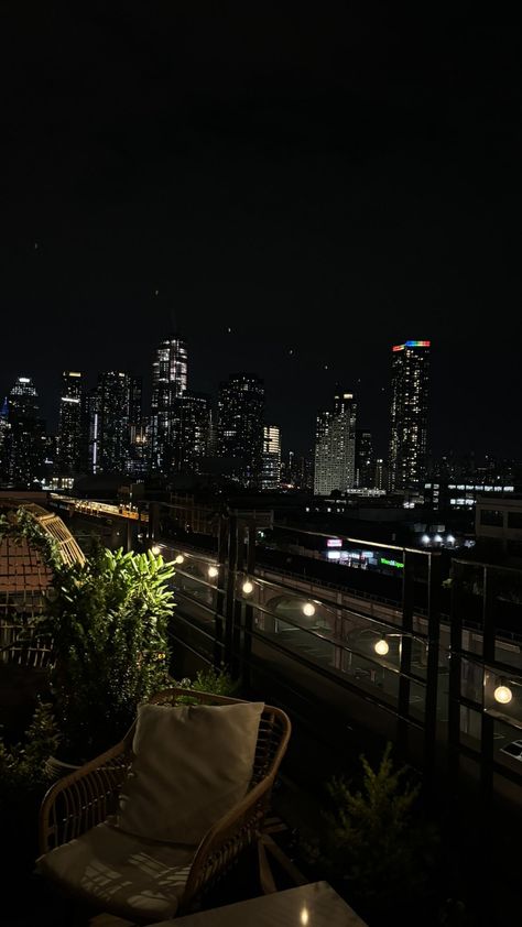 Aesthetic City, Nyc Scenery, New York Apartment Aesthetic Night, Room With City View At Night, Apartment With City View Night, City View Apartment Night Wallpaper, City Life Aesthetic, Aesthetic Night City View From Apartment Window, City View Night