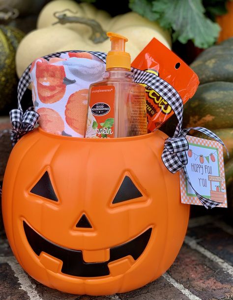 Fall Teacher Gifts, Boo Baskets, Halloween Gift Baskets, Halloween Teacher Gifts, Appreciation Gifts Diy, Baskets Ideas, Teacher Holiday Gifts, Teacher Treats, Teacher Appreciation Gifts Diy