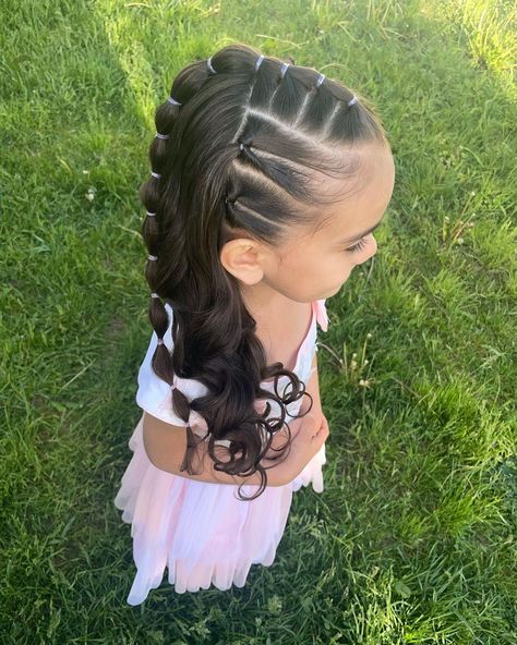 Kindergarten Graduation Hairstyles Girl, Curly Kid Hairstyles, Cute Hair Styles For Kindergarten, Kids Graduation Hairstyles, Graduation Hairstyle For Kids Girl, Kindergarten Graduation Hairstyles, Thanksgiving Hairstyles For Kids, Hairstyles For Curly Hair Kids, Curly Hairstyles For School Kids