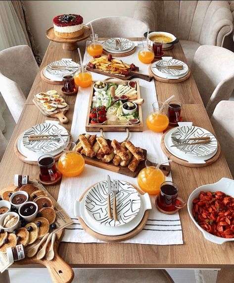 Eid Breakfast, Brunch Mesa, Breakfast Presentation, Brunch Table Setting, Amazing Food Platters, Breakfast Table Setting, Turkish Breakfast, Catering Ideas Food, Brunch Table