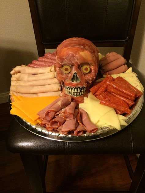 Crafty skull Halloween meat tray Fun Halloween Party Food, Cheap Halloween Diy, Halloween Finger Foods, Creepy Halloween Food, Recetas Halloween, Cheap Diy Halloween Decorations, Diy Halloween Treats, Halloween Food Appetizers, Easy Halloween Party