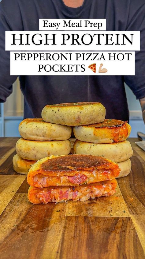 High Protein Pepperoni Pizza Hot Pockets🍕💪🏼 Easy Meal Prep!🔥 (Macros: Per Hot Pocket - Recipe Makes 8) 280 Calories 29gC | 6gF |… | Instagram Pizza Hot Pockets, Hot Pocket Recipes, Pizza Pocket, Pizza Hot, Self Raising Flour, High Protein Meal Prep, Low Fat Cheese, Healthy High Protein Meals, High Protein Low Calorie