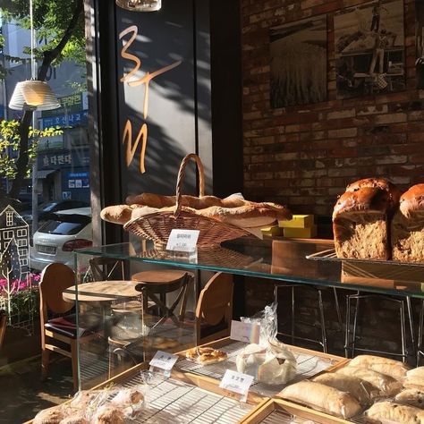 Unfiltered Background, Bookstore Cafe, Coffee Shop Aesthetic, Fotografi Vintage, Bakery Shop, Bakery Cafe, Brown Aesthetic, Cafe Food, Pretty Places