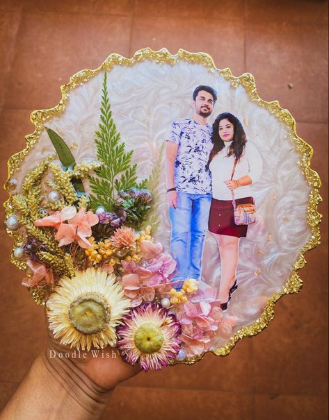 Resin Flower Photo Frame, Resin Frame Ideas For Anniversary, Resin Couple Frame Ideas, Epoxy Photo Frames, Resin Photo Rakhi, Resin Art Anniversary Gift, Resin Anniversary Gift Ideas, Resin Art Ideas For Couples, Epoxy Resin Photo Frame