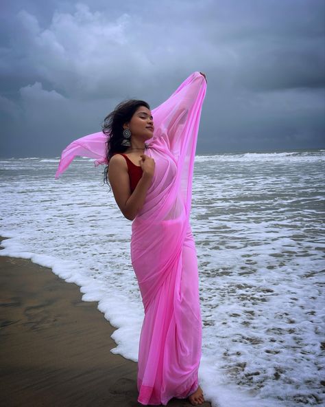 Saree on a beach Beach Pictures Poses Saree, Beach Saree Photoshoot, Saree Beach Photoshoot, Sari Poses Photo Shoot, Beach Saree, Captions Photography, Creative Beach Pictures, Saree Shoot, Trisha Photos