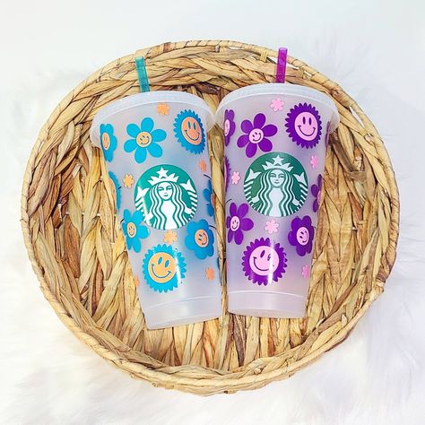 Asthetic Starbucks Cup, Daisy Starbucks Cup, Starbucks Cold Cups Personalized, Reusable Starbucks Cup Aesthetic, Starbucks Reusable Cups Design, Starbucks Cup Gift, Summer Cups, Cute Coffee Cups, Custom Starbucks Cup