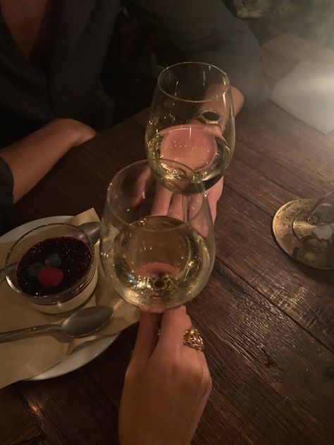 Dinner Date Aesthetic, Women Drinking Wine, Wine Photography, Romantic Table, Wine Mom, Aesthetic Couple, Summer Wines, Wine Night, Date Dinner