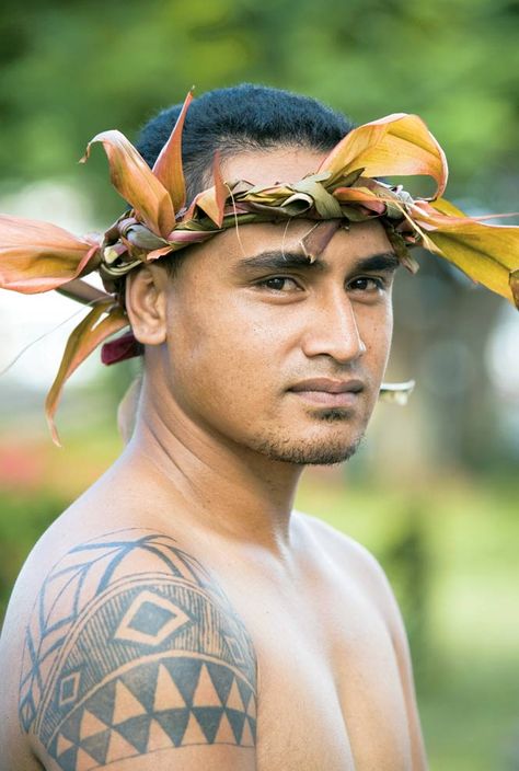 A traditional look in Apia, Samoa. Samoan People, Tribe Fashion, Polynesian People, Polynesian Men, Traditional Look, Polynesian Culture, Island Design, We Are The World, Cultural Diversity