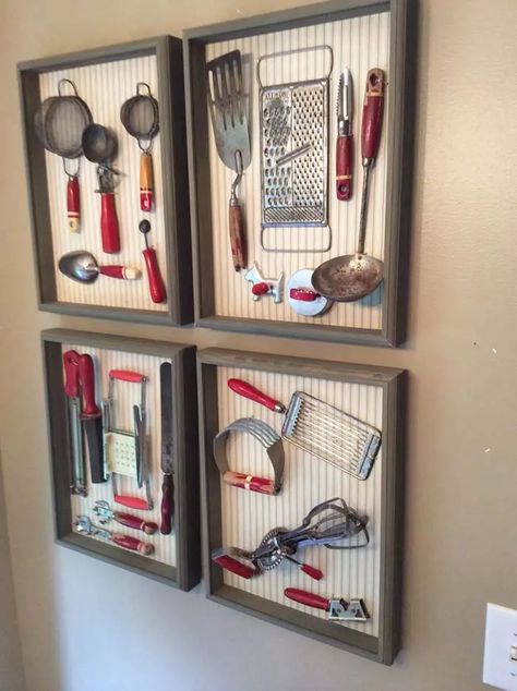 Kitchen Wall Design, Modern Kitchen Wall Decor, Rustic Kitchen Wall Decor, Antique Kitchen Decor, Kitchen Gallery Wall, Vintage Kitchen Utensils, Pretty Kitchen, Antique Kitchen, Old Kitchen