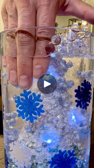 Orbeez Ideas Crafts, Water Beads Centerpiece Christmas, Christmas Centerpieces With Water Beads, Christmas Decorations With Water Beads, Water Beads Christmas, Water Bead Christmas Decor, Clear Water Beads Ideas, Orbeez Centerpieces, Waterbeads Centerpiece Diy