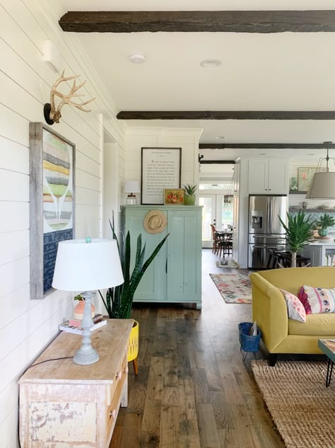 Colorful Farmhouse, Kelly Rae Roberts, Colorful Cottage, Eclectic Farmhouse, Style Deco, A Living Room, Farmhouse Living, Room Colors, Cottage Decor