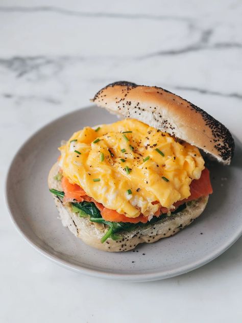 Chloe Ting Recipes, Egg Bagel Sandwich, Salmon Sandwich Recipes, Easy Bagel, Smoked Salmon Breakfast, Egg Bagel, Smoked Salmon Sandwich, Smoked Salmon And Eggs, Salmon Breakfast