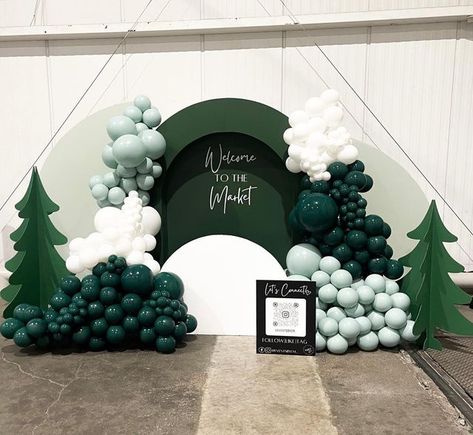 Balloon Christmas Backdrop, Winter Party Photo Backdrop, Christmas Backdrop With Balloons, Christmas Decorations Backdrop, Christmas Balloons Garland, Christmas Home Decor 2023, Christmas Balloon Decorations Backdrop, Christmas Balloon Decor Ideas, Christmas Balloon Backdrop Ideas