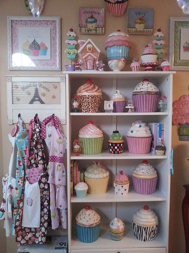 Cupcake Cookie Jar, Cupcake Kitchen Decor, Cupcake Cookie, Pastel Kitchen, Bakery Decor, Cupcake Shops, Kitchen Decor Themes, Cute Kitchen, Pink Kitchen