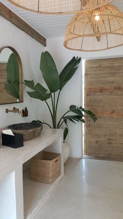 Polynesian Decor Interior Design, Small Tropical Bathroom, Modern Tropical Home, Salons Cottage, Boho Beach House, Hawaiian Homes, Tropical Bathroom, Pallet Ideas, Decoration Inspiration