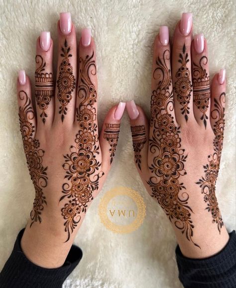 Pretty Mendhi Designs, Henna Designs Half Hand, Henna Designs Wedding Guest, Henna Two Hands, Arabic Mendhi Designs Front Hand, Mendhi Designs Elegant, Pakistani Henna Designs Eid, Henna Designs Two Hands, Henna For Wedding Guests