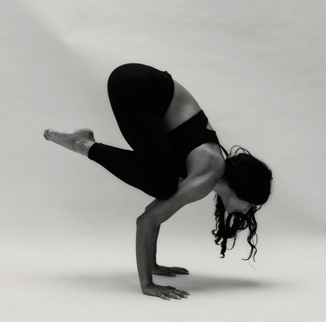 Crow Pose Aesthetic, Crow Pose Yoga Aesthetic, Crow Yoga Pose, Yoga Poses Aesthetic, Crow Pose Yoga, Yoga Crow Pose, Calisthenics Women, Crow Yoga, Yoga Content